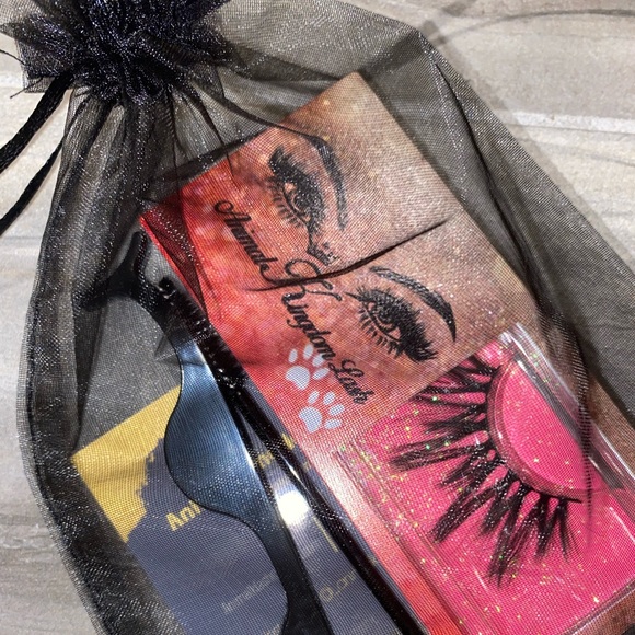 Lashes - Picture 4 of 4